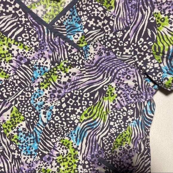 Star Scrubs Women’s Animal Print Scrub Top Size M - Picture 3 of 6